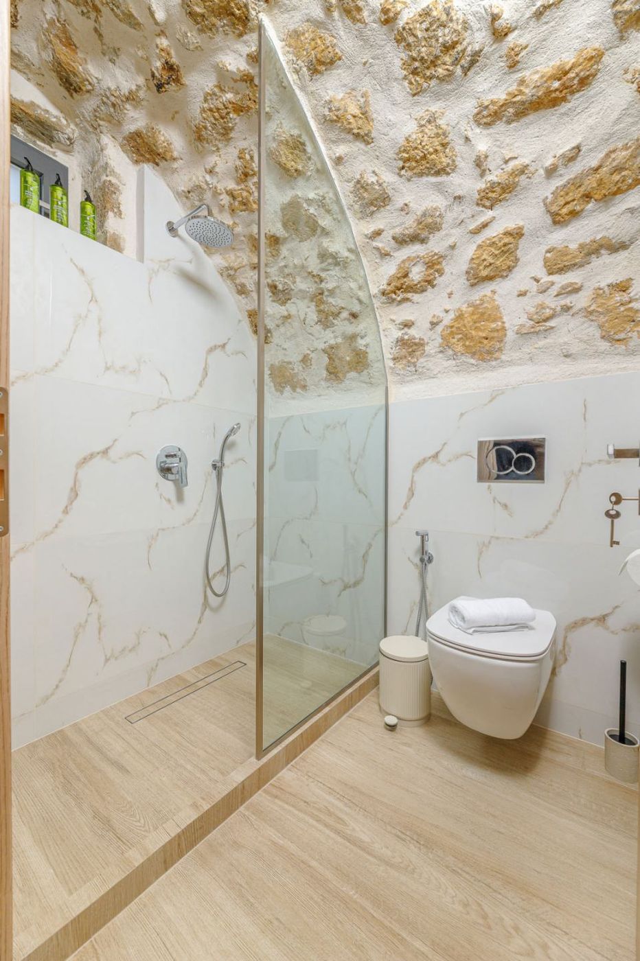 Ντους με θολωτή πέτρινη οροφή – Stone vaulted shower Luz de Petra
