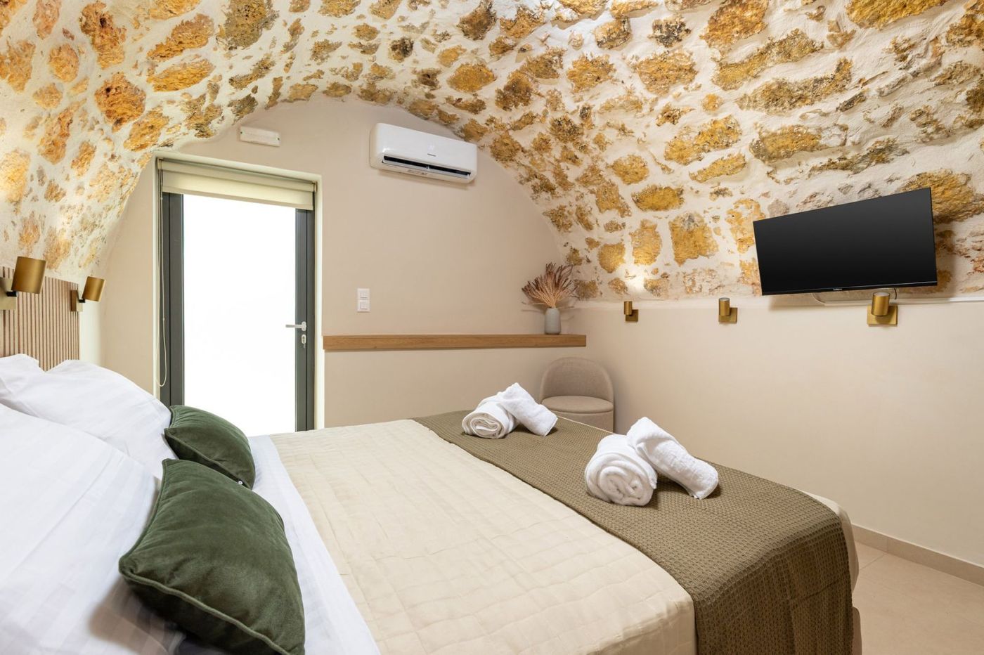 Υπνοδωμάτιο με θολωτή πέτρινη οροφή – Vaulted stone bedroom Luz de Petra