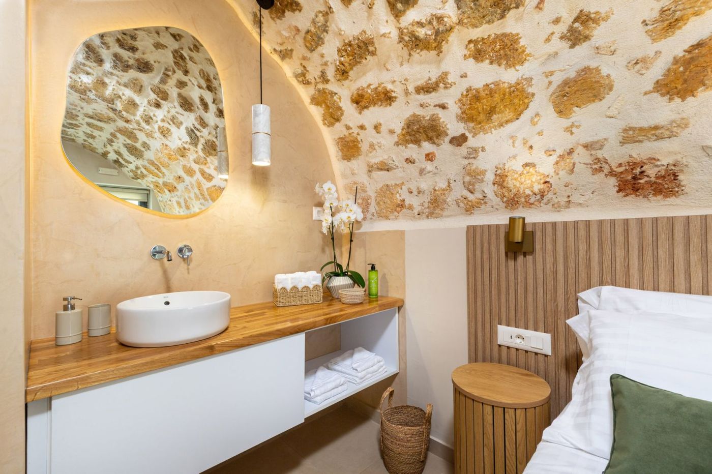 Υπνοδωμάτιο με νιπτήρα και πέτρινο τοίχο – Bedroom with vanity Luz de Petra