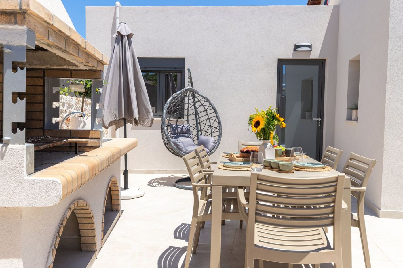 BBQ με κρεμαστή καρέκλα και τραπέζι – BBQ terrace Luz de Petra