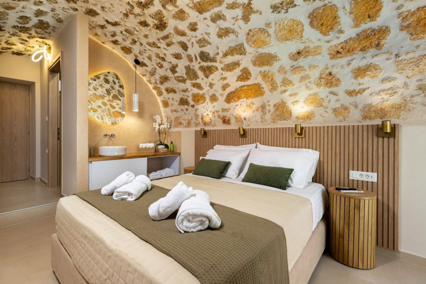 Υπνοδωμάτιο με θολωτή πέτρινη οροφή – Vaulted stone bedroom Luz de Petra