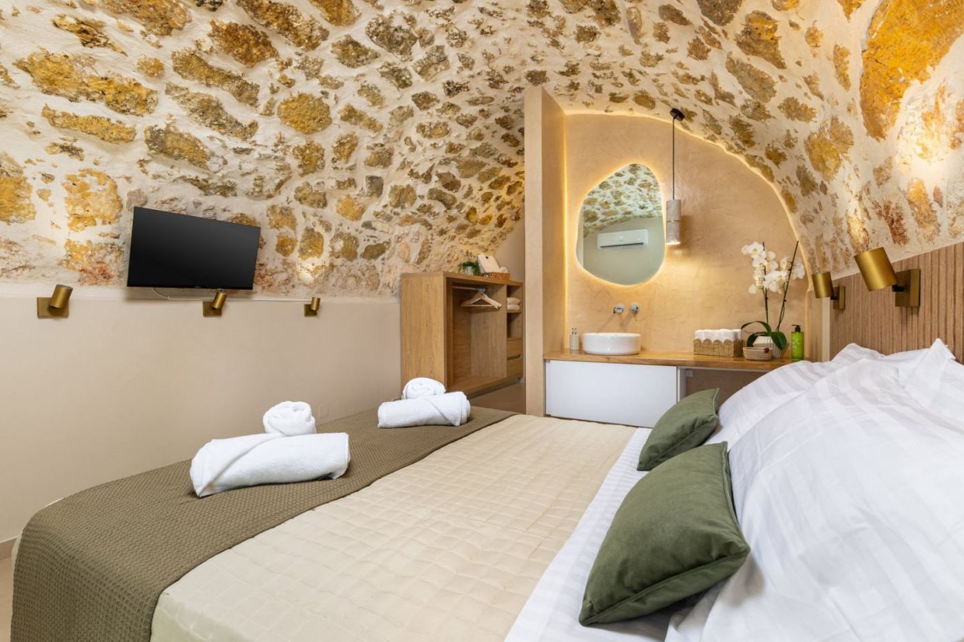 Υπνοδωμάτιο με TV και νιπτήρα – Bedroom with TV and vanity Luz de Petra
