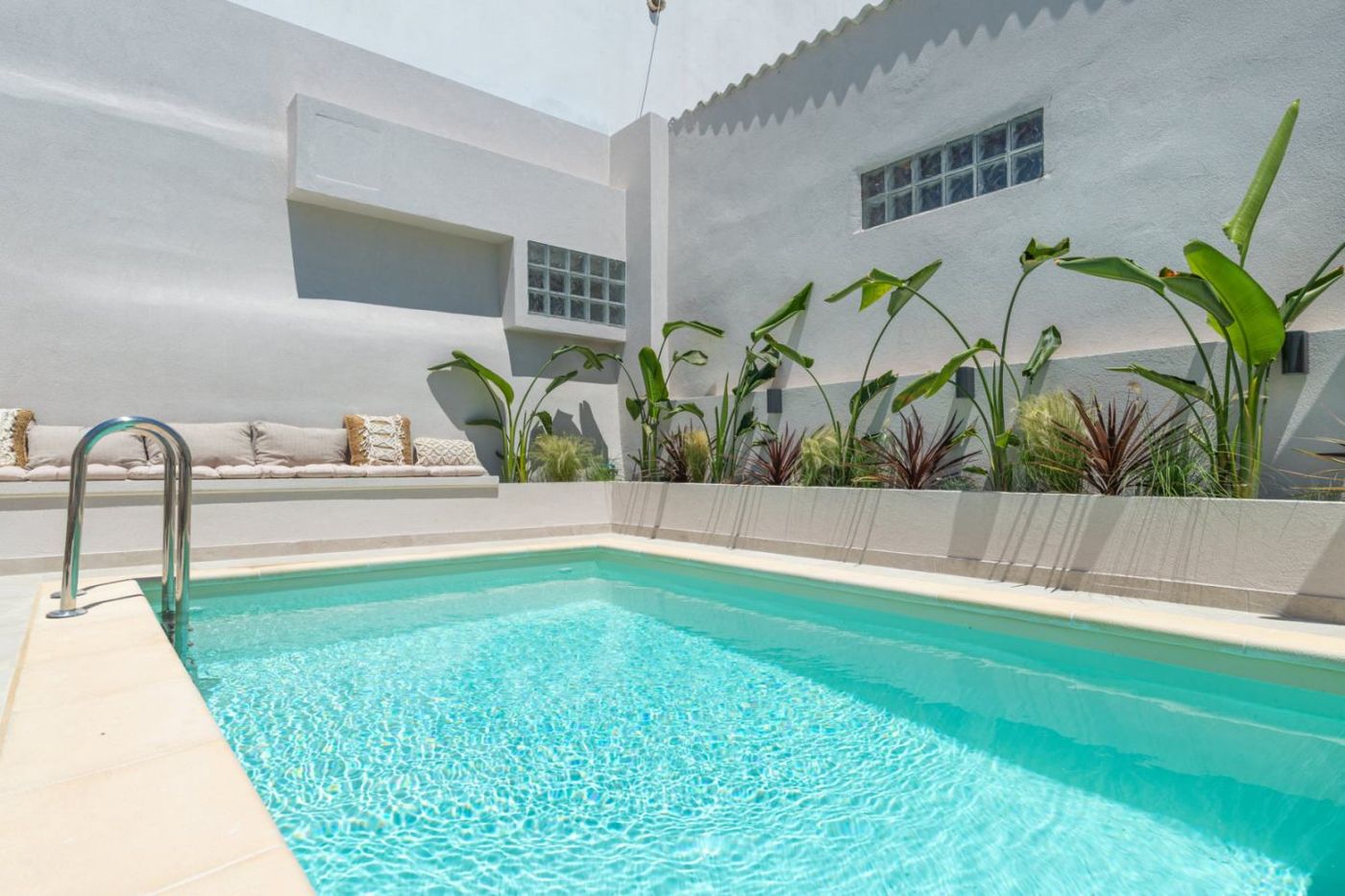 Πισίνα με τροπικά φυτά – Pool with tropical planting Luz de Petra