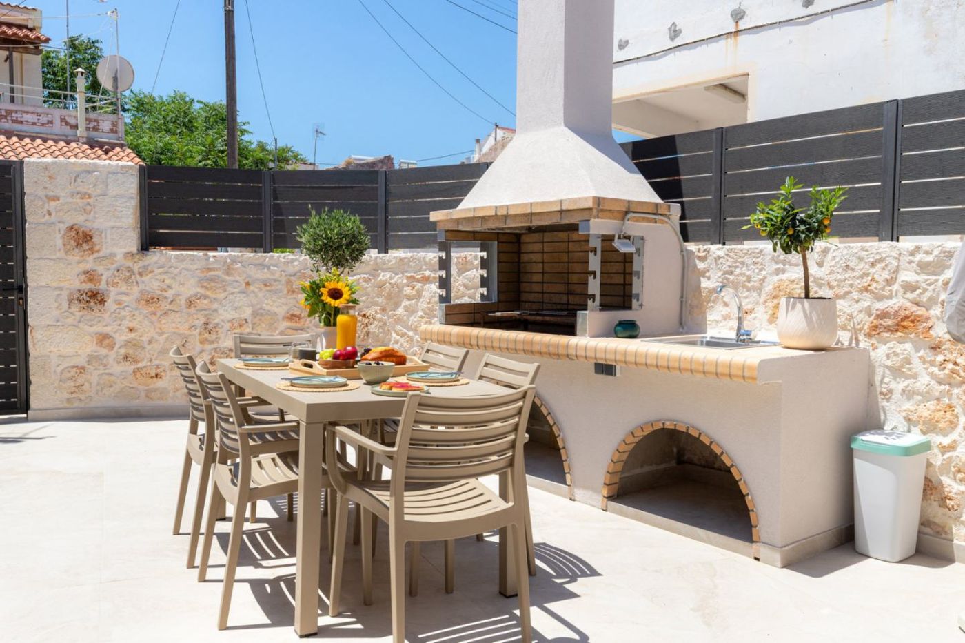 BBQ και τραπεζαρία στην αυλή – Outdoor BBQ and dining Luz de Petra