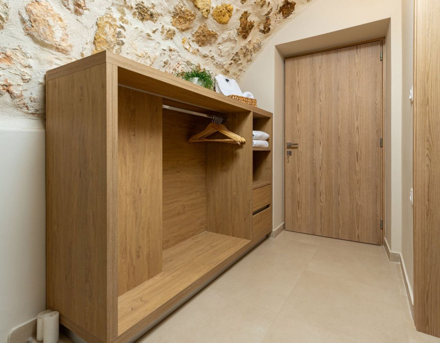 Ξύλινη ντουλάπα σε θολωτό διάδρομο – Oak wardrobe vaulted hallway Luz de Petra