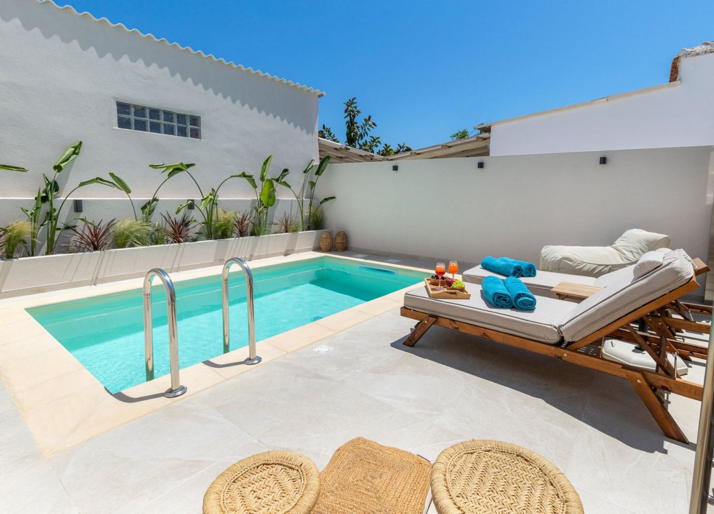 Πισίνα με ξαπλώστρες και φυτά – Pool with sunbeds Luz de Petra