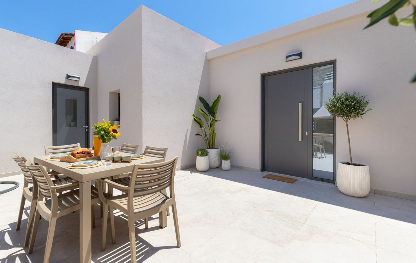 Αυλή με τραπέζι και είσοδος βίλας – Courtyard dining and entrance Luz de Petra