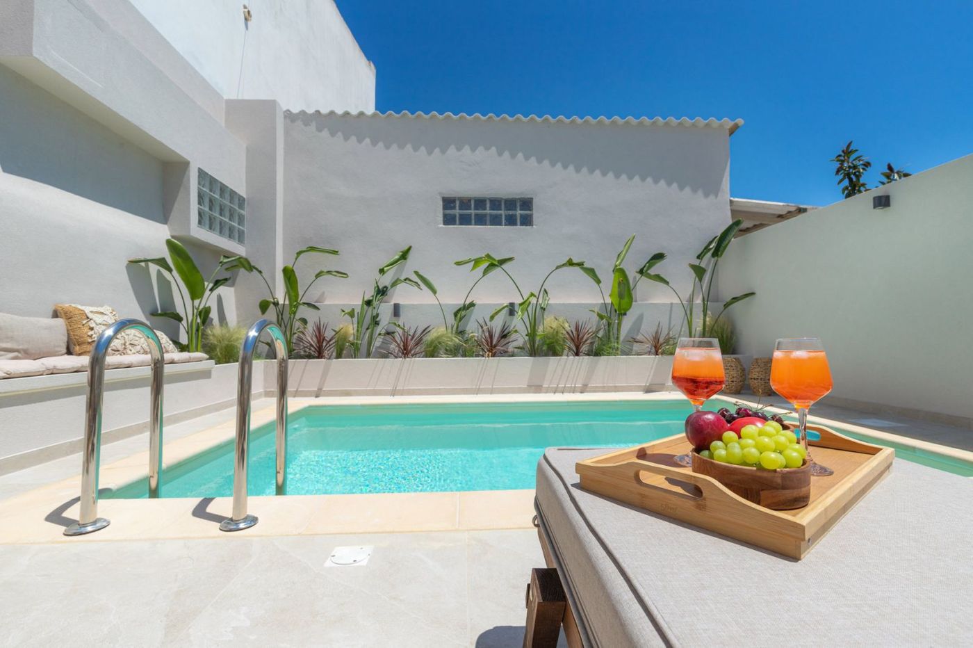 Πισίνα με δίσκο φρούτων – Pool with fruit tray Luz de Petra