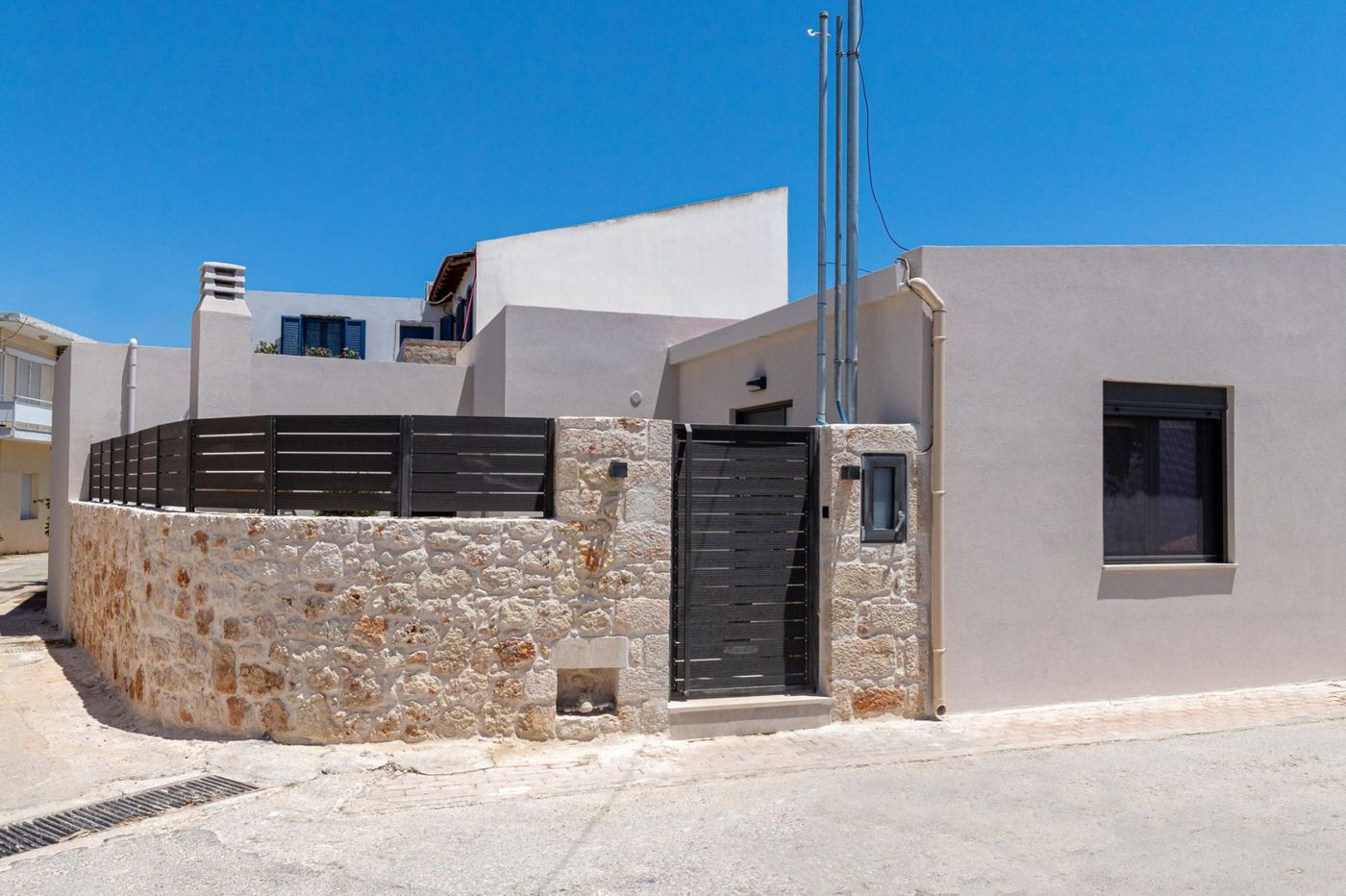 Εξωτερική όψη της πέτρινης βίλας – Villa stone exterior Luz de Petra Akrotiri